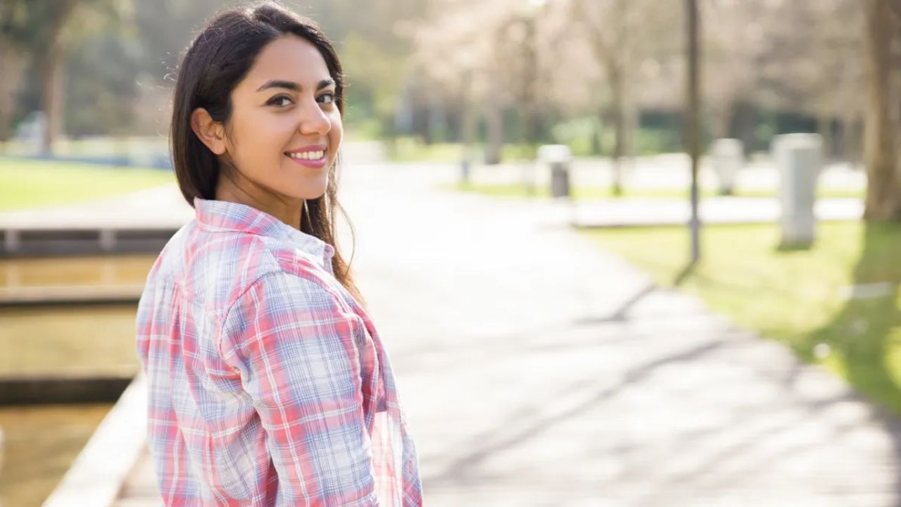 आज की Gen Z लड़कियां अपने पार्टनर में “शिव जैसे गुण” चाहती हैं। वे दिखावे और रोमांस से परे, स्थिर, सशक्त और भावनात्मक संतुलन वाले साथी की तलाश में हैं। सोशल मीडिया और रिश्तों की चर्चाओं में यह ट्रेंड तेजी से उभर रहा है, जो युवा पीढ़ी की जागरूकता और नए विचारों को दर्शाता है।(फोटो सोर्स- इंटरनेट) आज की Gen Z लड़कियां अपने पार्टनर में “शिव जैसे गुण” चाहती हैं। वे दिखावे और रोमांस से परे, स्थिर, सशक्त और भावनात्मक संतुलन वाले साथी की तलाश में हैं। सोशल मीडिया और रिश्तों की चर्चाओं में यह ट्रेंड तेजी से उभर रहा है, जो युवा पीढ़ी की जागरूकता और नए विचारों को दर्शाता है।(फोटो सोर्स- इंटरनेट)