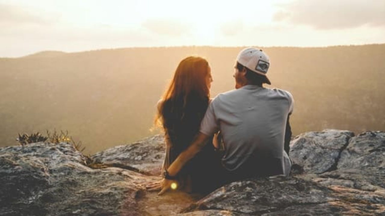 Gen Z लड़कियां रिश्तों में स्थिरता और धैर्य चाहती हैं। उनके अनुसार आदर्श साथी गुस्से में भी संयम रखे और मुश्किल समय में मजबूती दिखाए। यह ट्रेंड दिखावे और अहंकार से दूर, समझदारी, भरोसा और भावनात्मक संतुलन पर आधारित है।(फोटो सोर्स- इंटरनेट) Gen Z लड़कियां रिश्तों में स्थिरता और धैर्य चाहती हैं। उनके अनुसार आदर्श साथी गुस्से में भी संयम रखे और मुश्किल समय में मजबूती दिखाए। यह ट्रेंड दिखावे और अहंकार से दूर, समझदारी, भरोसा और भावनात्मक संतुलन पर आधारित है।(फोटो सोर्स- इंटरनेट)