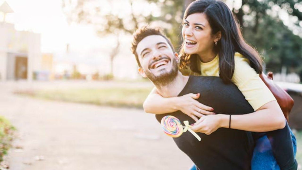 शिव योगी और गृहस्थ दोनों हैं। लड़कियां ऐसे पार्टनर की चाहती हैं जो उनके सपनों को रोके नहीं, बल्कि समर्थन दे। जैसे शिव ने पार्वती को शक्तियां दीं, वैसे ही आज की महिलाएं चाहती हैं कि उनका साथी उन्हें सशक्त बनाए, स्पेस और करियर का सम्मान करे।(फोटो सोर्स- इंटरनेट) शिव योगी और गृहस्थ दोनों हैं। लड़कियां ऐसे पार्टनर की चाहती हैं जो उनके सपनों को रोके नहीं, बल्कि समर्थन दे। जैसे शिव ने पार्वती को शक्तियां दीं, वैसे ही आज की महिलाएं चाहती हैं कि उनका साथी उन्हें सशक्त बनाए, स्पेस और करियर का सम्मान करे।(फोटो सोर्स- इंटरनेट)