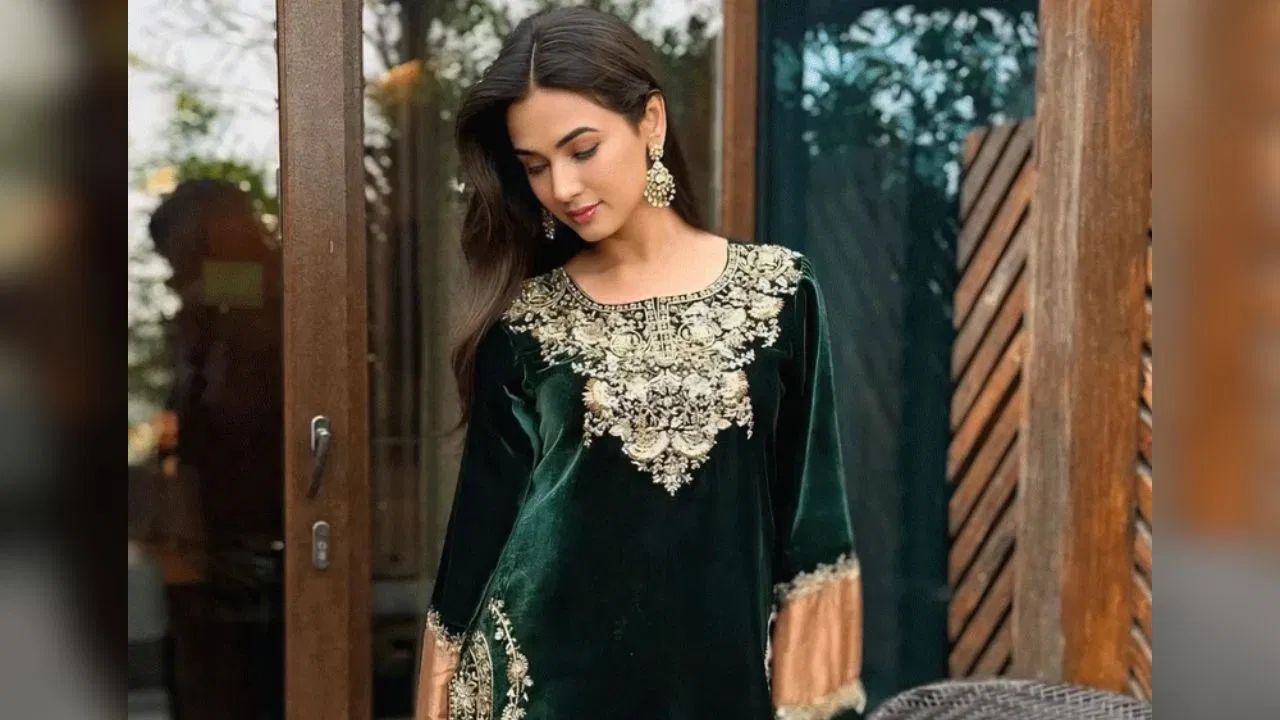 बॉलीवुड एक्ट्रेस सोनल चौहान का बॉटल ग्रीन कलर का वेलवेट सूट लोहड़ी के लिए परफेक्ट इंस्पिरेशन है। इस सूट का कुर्ता वेलवेट फैब्रिक में बना है, जिसमें नेकलाइन पर खूबसूरत पैच वर्क किया गया है। कुर्ते के दामन में बॉर्डर के साथ लेस की डिटेलिंग इसे और भी एलिगेंट बनाती है। सोनल ने इसके साथ सैटिन की सलवार कैरी की है, जो वेलवेट के भारीपन को बैलेंस करती है। यह लुक उन महिलाओं के लिए बेहतरीन है, जो ट्रेडिशनल के साथ क्लासी टच चाहती हैं। बॉलीवुड एक्ट्रेस सोनल चौहान का बॉटल ग्रीन कलर का वेलवेट सूट लोहड़ी के लिए परफेक्ट इंस्पिरेशन है। इस सूट का कुर्ता वेलवेट फैब्रिक में बना है, जिसमें नेकलाइन पर खूबसूरत पैच वर्क किया गया है। कुर्ते के दामन में बॉर्डर के साथ लेस की डिटेलिंग इसे और भी एलिगेंट बनाती है। सोनल ने इसके साथ सैटिन की सलवार कैरी की है, जो वेलवेट के भारीपन को बैलेंस करती है। यह लुक उन महिलाओं के लिए बेहतरीन है, जो ट्रेडिशनल के साथ क्लासी टच चाहती हैं।