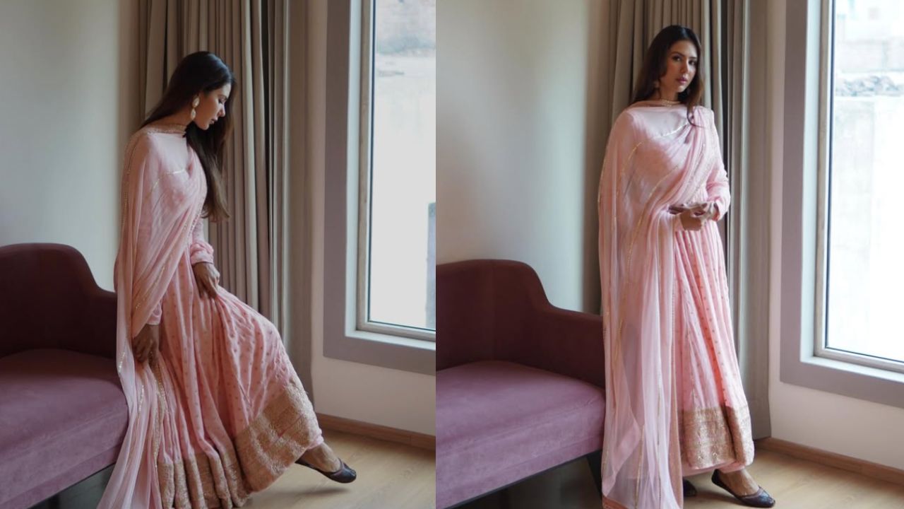 सोनम बाजवा का सॉफ्ट पिंक अनारकली सूट बेहद एलिगेंट नजर आता है। फ्लोई सिलुएट, हल्की कढ़ाई और हैवी बॉर्डर इसे लोहड़ी के लिए परफेक्ट चॉइस बनाते हैं। (Img Source: Insta/sonambajwa) सोनम बाजवा का सॉफ्ट पिंक अनारकली सूट बेहद एलिगेंट नजर आता है। फ्लोई सिलुएट, हल्की कढ़ाई और हैवी बॉर्डर इसे लोहड़ी के लिए परफेक्ट चॉइस बनाते हैं। (Img Source: Insta/sonambajwa)