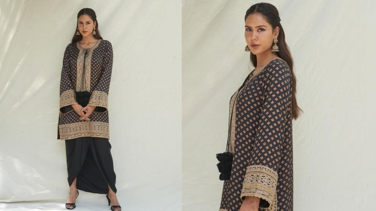 ब्लैक धोती सूट में गोल्डन एम्ब्रॉयडरी लुक को रॉयल टच देती है। कुर्ती की डीटेलिंग और धोती स्टाइल सलवार इसे मॉडर्न और ट्रेडिशनल का शानदार मेल बनाती है। (Img Source: Insta/sonambajwa) ब्लैक धोती सूट में गोल्डन एम्ब्रॉयडरी लुक को रॉयल टच देती है। कुर्ती की डीटेलिंग और धोती स्टाइल सलवार इसे मॉडर्न और ट्रेडिशनल का शानदार मेल बनाती है। (Img Source: Insta/sonambajwa)