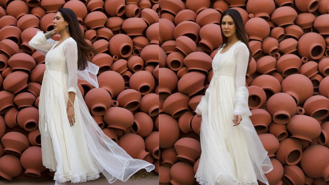 काफ्तान स्टाइल वाइट सूट पर फ्लोरल प्रिंट सोनम के लुक को सॉफ्ट और ग्रेसफुल बनाता है। हल्की ज्वेलरी और ओपन हेयर इस लुक को एस्थेटिक टच देते हैं। (Img Source: Insta/sonambajwa) काफ्तान स्टाइल वाइट सूट पर फ्लोरल प्रिंट सोनम के लुक को सॉफ्ट और ग्रेसफुल बनाता है। हल्की ज्वेलरी और ओपन हेयर इस लुक को एस्थेटिक टच देते हैं। (Img Source: Insta/sonambajwa)