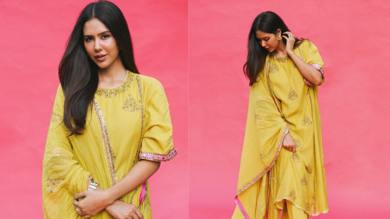 पेस्टल ग्रीन सूट में गोटा पट्टी वर्क और टेसल डीटेलिंग फेस्टिव वाइब को बढ़ाते हैं। पोल्की झुमके और ट्रेडिशनल जूतियां इस लुक को कंप्लीट करती हैं। (Img Source: Insta/sonambajwa) पेस्टल ग्रीन सूट में गोटा पट्टी वर्क और टेसल डीटेलिंग फेस्टिव वाइब को बढ़ाते हैं। पोल्की झुमके और ट्रेडिशनल जूतियां इस लुक को कंप्लीट करती हैं। (Img Source: Insta/sonambajwa)