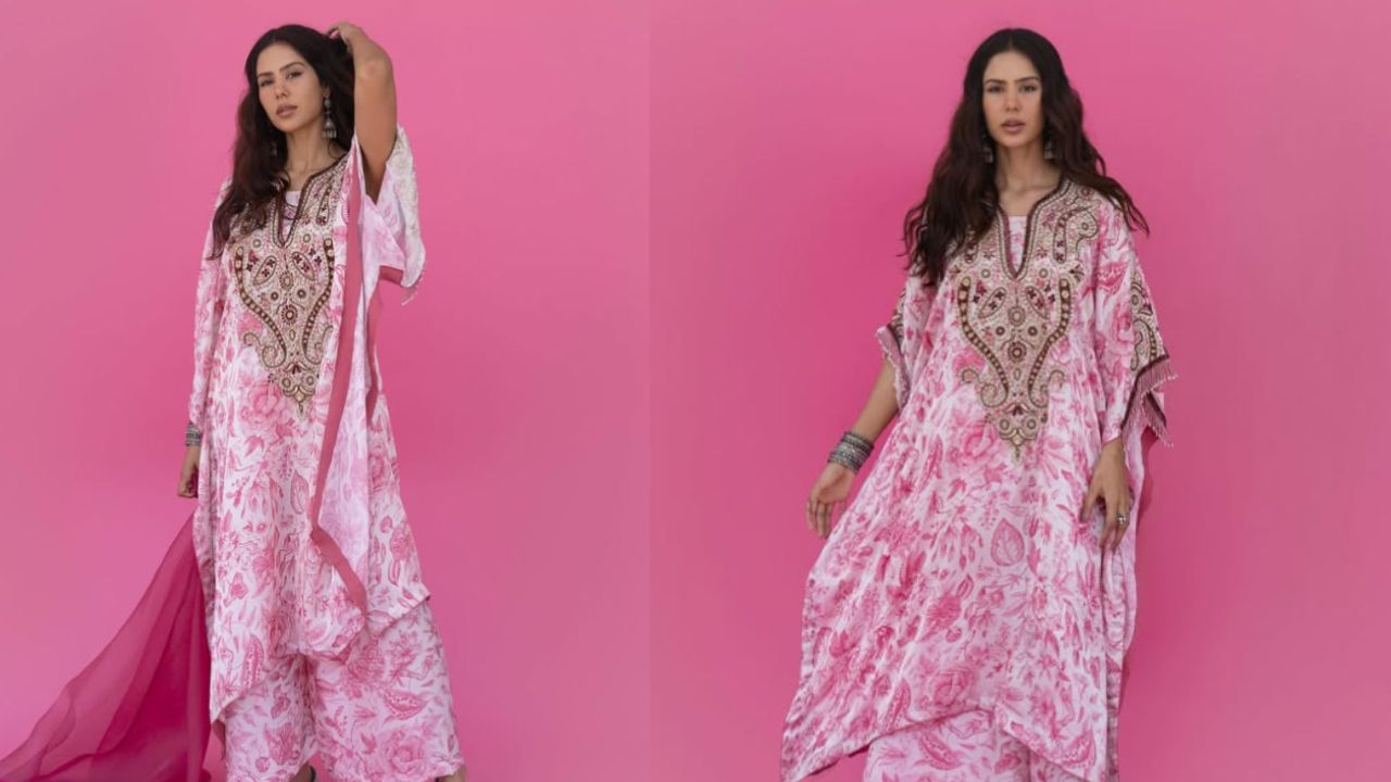 कश्मीरी स्टाइल ब्लैक लॉन्ग कुर्ती पर हैवी एम्ब्रॉयडरी इसे इवनिंग फेस्टिव लुक के लिए परफेक्ट बनाती है। सिंपल हेयर और न्यूट्रल मेकअप इसके एलिगेंस को और निखारते हैं। (Img Source: Insta/sonambajwa) कश्मीरी स्टाइल ब्लैक लॉन्ग कुर्ती पर हैवी एम्ब्रॉयडरी इसे इवनिंग फेस्टिव लुक के लिए परफेक्ट बनाती है। सिंपल हेयर और न्यूट्रल मेकअप इसके एलिगेंस को और निखारते हैं। (Img Source: Insta/sonambajwa)