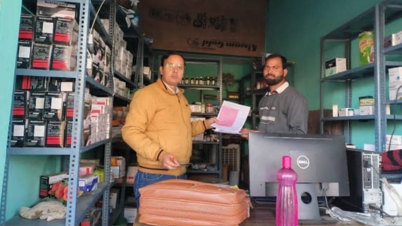 सोनभद्र में मेडिकल स्टोर पर छापेमारी, अधिकारियों ने जब्त किए नमूने; पढ़ें पूरा मामला