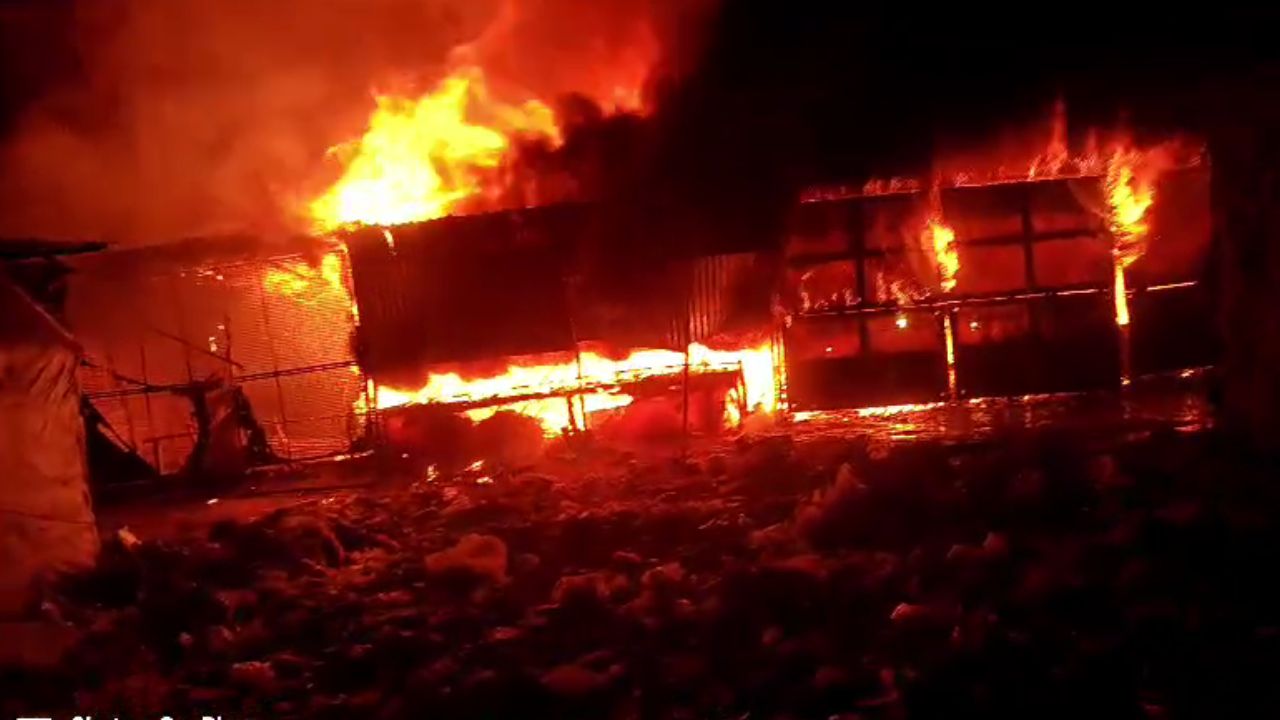 Fire Broke Out in UP: सोनभद्र में भीषण आग, 25 दुकानें जलकर खाक, लाखों का नुकसान