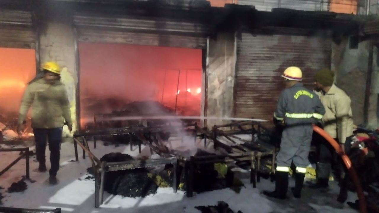 सोनभद्र में कपड़ें की दुकान में भीषण आग, एक युवक झुलसा; इतना हुआ नुकसान