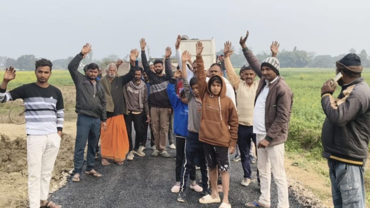 आईजीआरएस तक शिकायत के बाद भी नहीं सुधरा काम, सोनभद्र में सड़क निर्माण को लेकर फूटा ग्रामीणों का गुस्सा