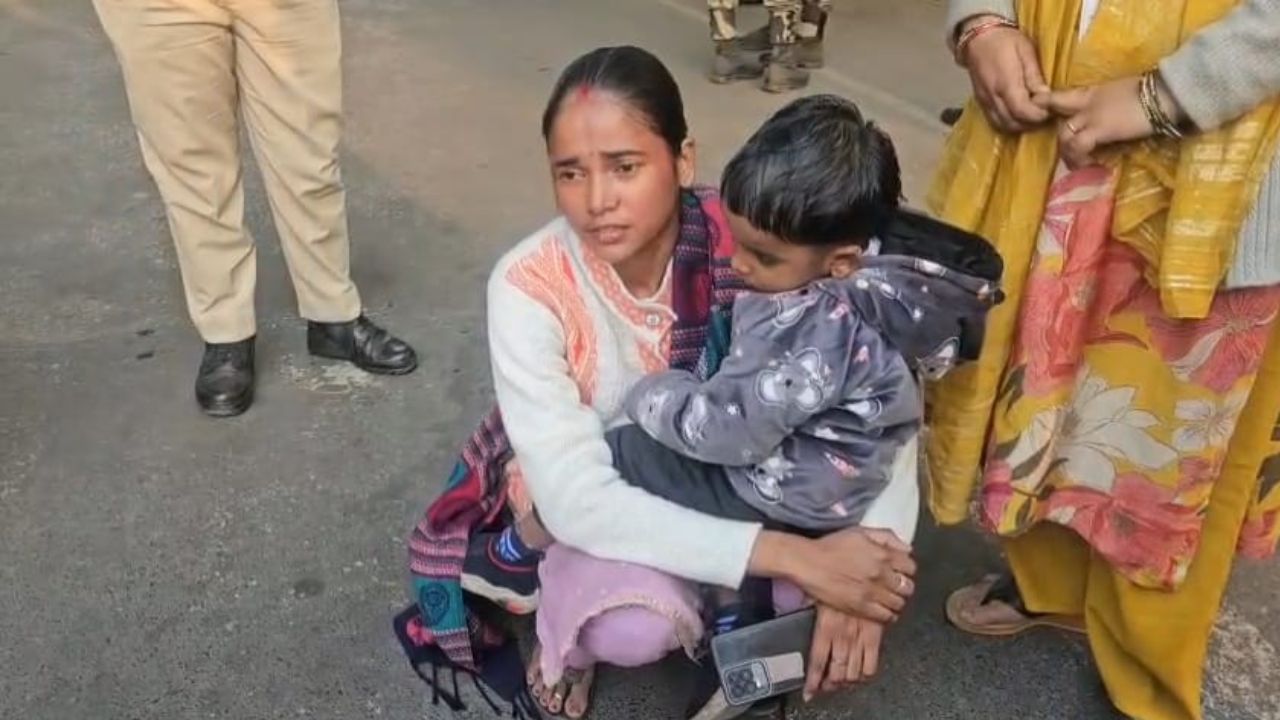 सोनभद्र: अनपरा तापीय परियोजना के गेट पर महिला का धरना