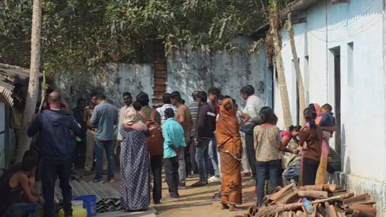 घर का दरवाजा खुला… सोनभद्र में अकेले रह रहे टेलर की रहस्यमयी मौत से मचा हडकंप, जांच में उलझी पुलिस