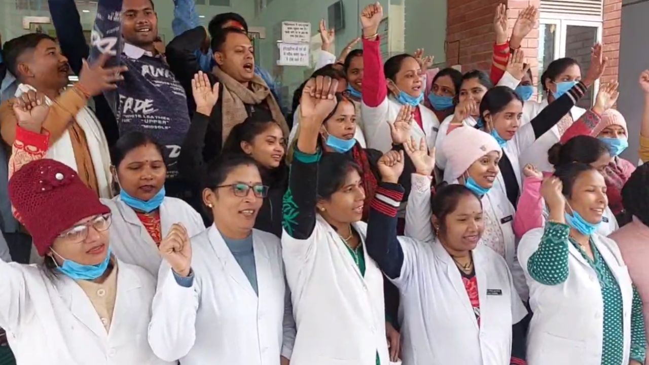 कर्मचारियों की मांग क्यों है अनसुनी? सोनभद्र मेडिकल कॉलेज में स्वास्थ्य सेवाओं पर संकट; जानें क्या है पूरा मामला