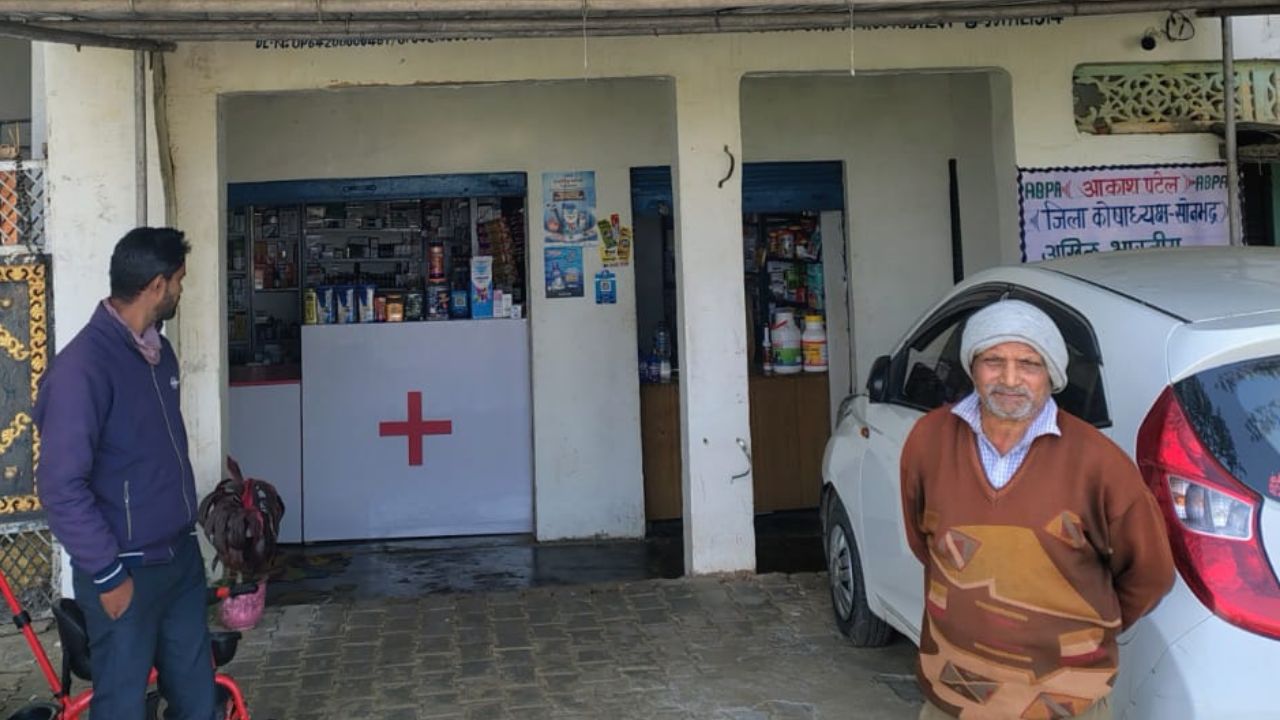 UP News: सोनभद्र में मेडिकल स्टोर पर छापेमारी, नशीली दवाओं के नमूने जब्त, जानें मार्केट में क्यों मची अफरातफरी?