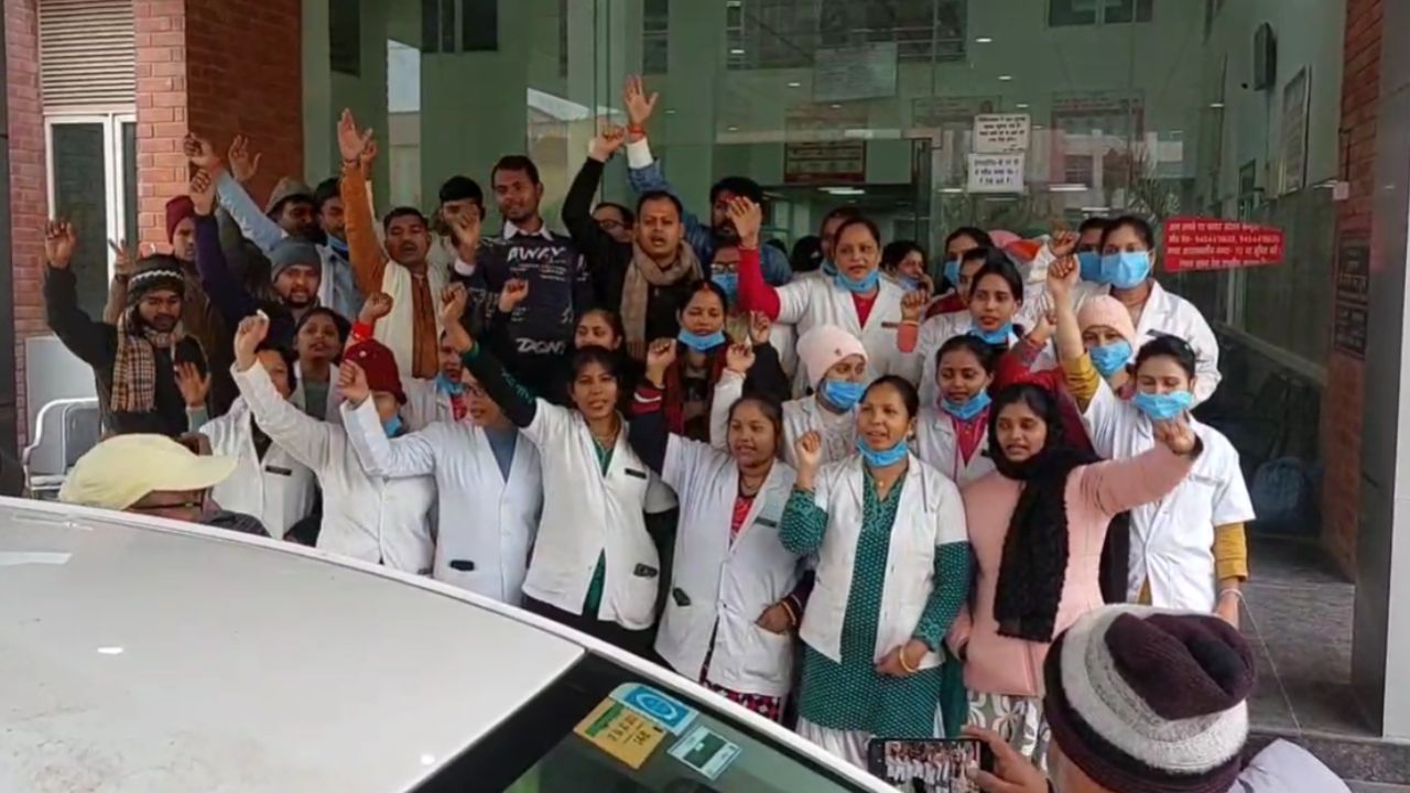 Video: सोनभद्र मेडिकल कॉलेज में वेतन संकट से चरमराई स्वास्थ्य व्यवस्था, प्रशासनिक चुप्पी पर उठा सवाल