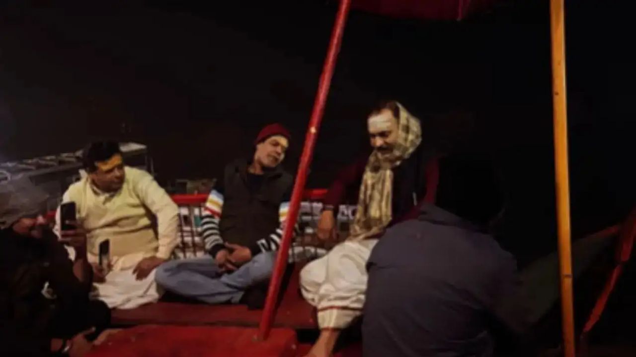 ‘दर्द भी इबादत बन गया’: आधी रात में बनारस के गंगा घाट पर गूंजा पंडितों का ग़ज़ल, सोशल मीडिया पर Video Viral