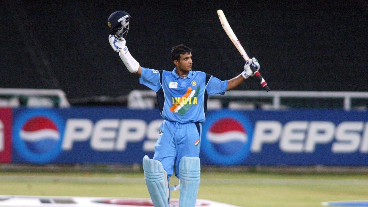 सूची में पांचवें स्थान पर सौरव गांगुली का नाम है। उन्होंने न्यूज़ीलैंड के खिलाफ 32 मैचों में 1079 रन बनाए। 3 शतक और 6 अर्धशतकों के साथ गांगुली ने कई बड़े मुकाबलों में भारत को मज़बूत शुरुआत दिलाई और टीम की जीत की नींव रखी। (Img: Internet)