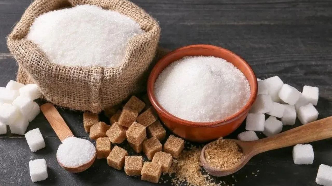 चीनी के डिब्बे में एक-दो मार्शमैलो रखने से अतिरिक्त नमी सोख ली जाती है। इससे चीनी आपस में चिपकती नहीं है। (Img Source: Google)