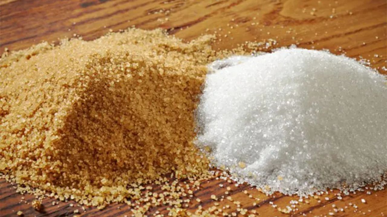 अगर आप ज्यादा मात्रा में चीनी स्टोर करते हैं, तो समय-समय पर डिब्बा खोलकर जांचते रहें। इससे खराब होने से पहले ही नमी का पता चल जाता है। (Img Source: Google)