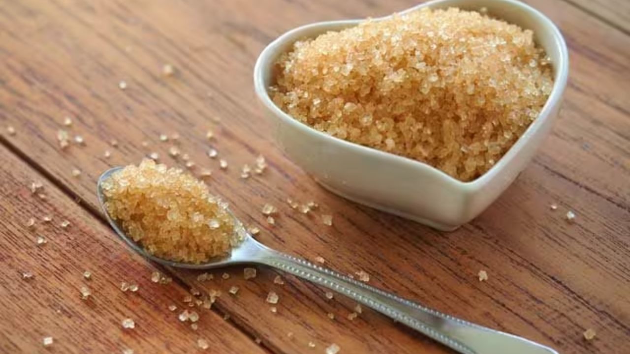चीनी का डिब्बा गैस या सिंक के पास रखने से बचना चाहिए। ऐसी जगहों पर नमी ज्यादा होती है, जिससे चीनी जल्दी पिघलने लगती है। (Img Source: Google)