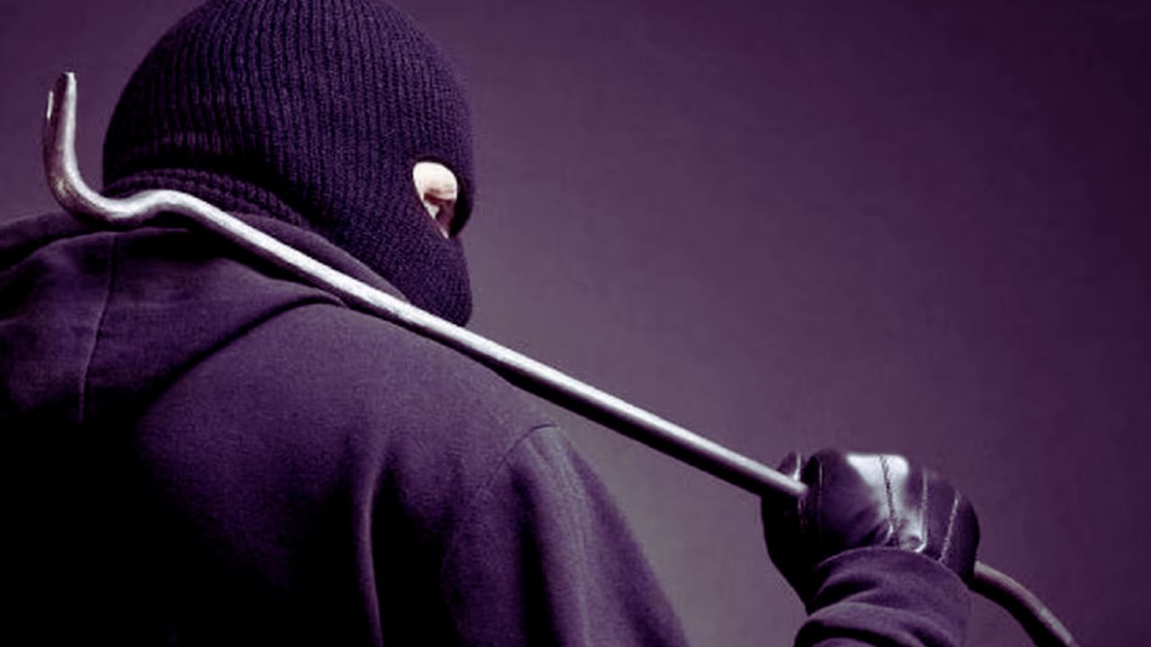 सुल्तानपुर मेडिकल कॉलेज बना चोरों का अड्डा, दिनदहाड़े बाइक चोरी और जेबकटी से पुलिस पर सवाल