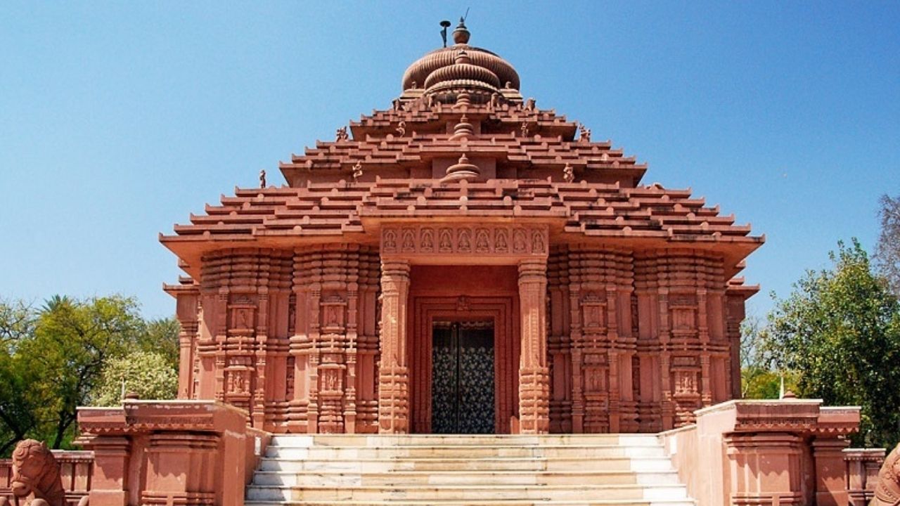 ग्वालियर में स्थित यह मंदिर 1988 में उद्योगपति गोपालदास नीरज द्वारा बनवाया गया। ओडिशा के कोणार्क मंदिर से प्रेरित इसकी डिजाइन पारंपरिक उत्तर भारतीय नागर शैली में है। मंदिर की दीवारों पर देवी-देवताओं की मूर्तियां उकेरी गई हैं। यह शहर के बीच में होने के बावजूद शांति और श्रद्धा का अनुभव देता है। (फोटो सोर्स- इंटरनेट) ग्वालियर में स्थित यह मंदिर 1988 में उद्योगपति गोपालदास नीरज द्वारा बनवाया गया। ओडिशा के कोणार्क मंदिर से प्रेरित इसकी डिजाइन पारंपरिक उत्तर भारतीय नागर शैली में है। मंदिर की दीवारों पर देवी-देवताओं की मूर्तियां उकेरी गई हैं। यह शहर के बीच में होने के बावजूद शांति और श्रद्धा का अनुभव देता है। (फोटो सोर्स- इंटरनेट)