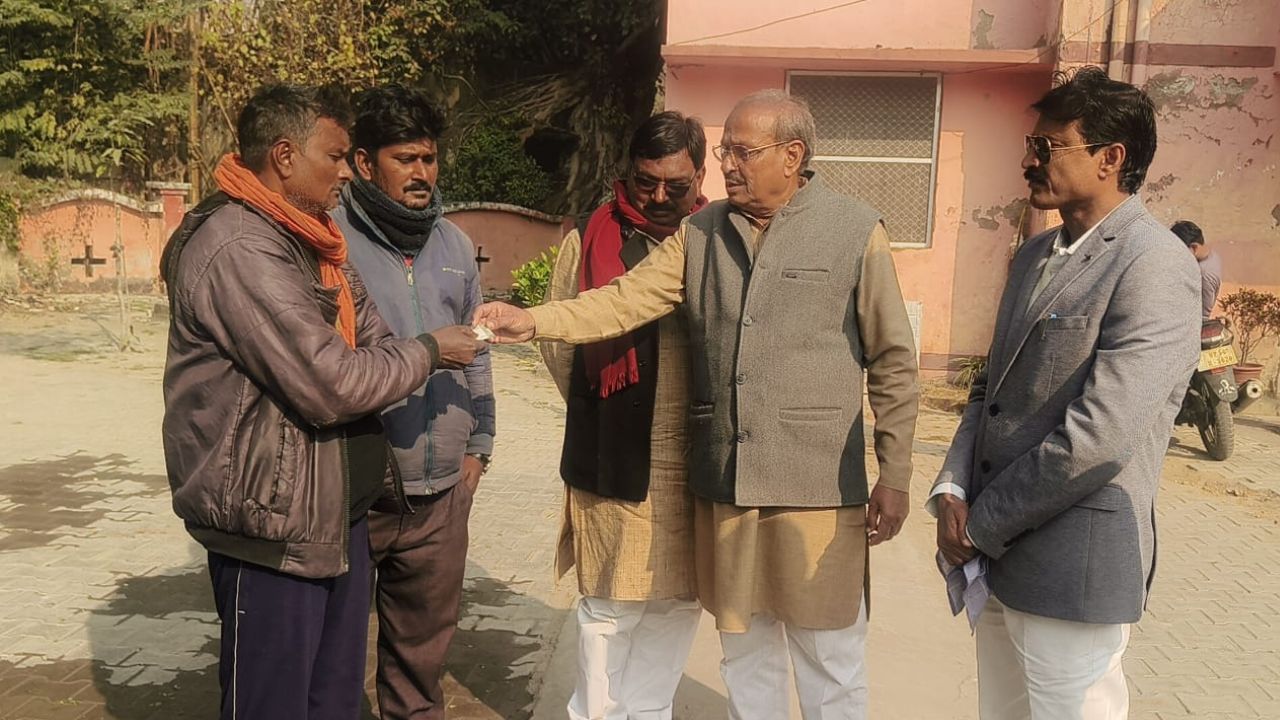 सोहगीबरवा पहुंचे पूर्व मंत्री सुशील टिबडेवाल, बाघ के हमले में मृतक दलित लड़की के पीड़ितों को दी आर्थिक सहायता