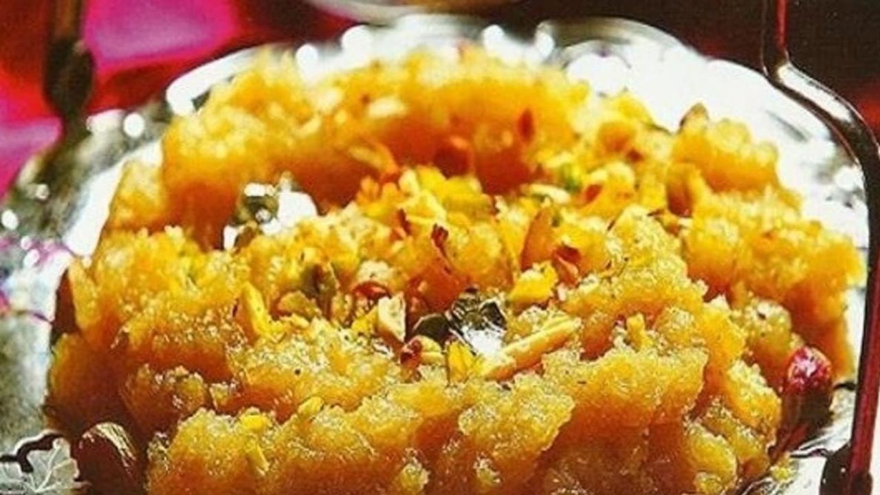 शकरकंद यानी स्वीट पोटैटो का हलवा पौष्टिक होने के साथ-साथ स्वादिष्ट भी होता है। यह फाइबर से भरपूर होता है, जिससे पाचन तंत्र मजबूत रहता है। सर्दियों में यह हलवा शरीर को जरूरी पोषक तत्व प्रदान करता है और आसानी से पच जाता है। शकरकंद यानी स्वीट पोटैटो का हलवा पौष्टिक होने के साथ-साथ स्वादिष्ट भी होता है। यह फाइबर से भरपूर होता है, जिससे पाचन तंत्र मजबूत रहता है। सर्दियों में यह हलवा शरीर को जरूरी पोषक तत्व प्रदान करता है और आसानी से पच जाता है।