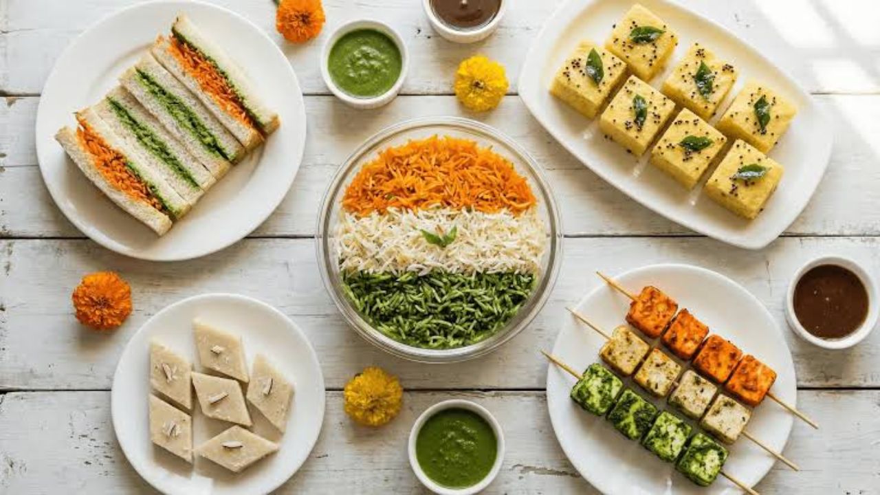 गणतंत्र दिवस पर अगर आप बच्चों, परिवार या दोस्तों के लिए कुछ अलग और खास करना चाहते हैं, तो तिरंगे के रंगों वाली डिशेज एक बेहतरीन विकल्प हैं। ये न सिर्फ देखने में आकर्षक होती हैं, बल्कि बनाना भी बेहद आसान होता है। खास बात यह है कि इनमें ज्यादातर प्राकृतिक सामग्री का इस्तेमाल किया जाता है, जिससे ये सेहतमंद भी रहती हैं। तिरंगा डिशेज बच्चों में देशप्रेम की भावना जगाने का भी एक अच्छा जरिया बन सकती हैं। (Img: Google)