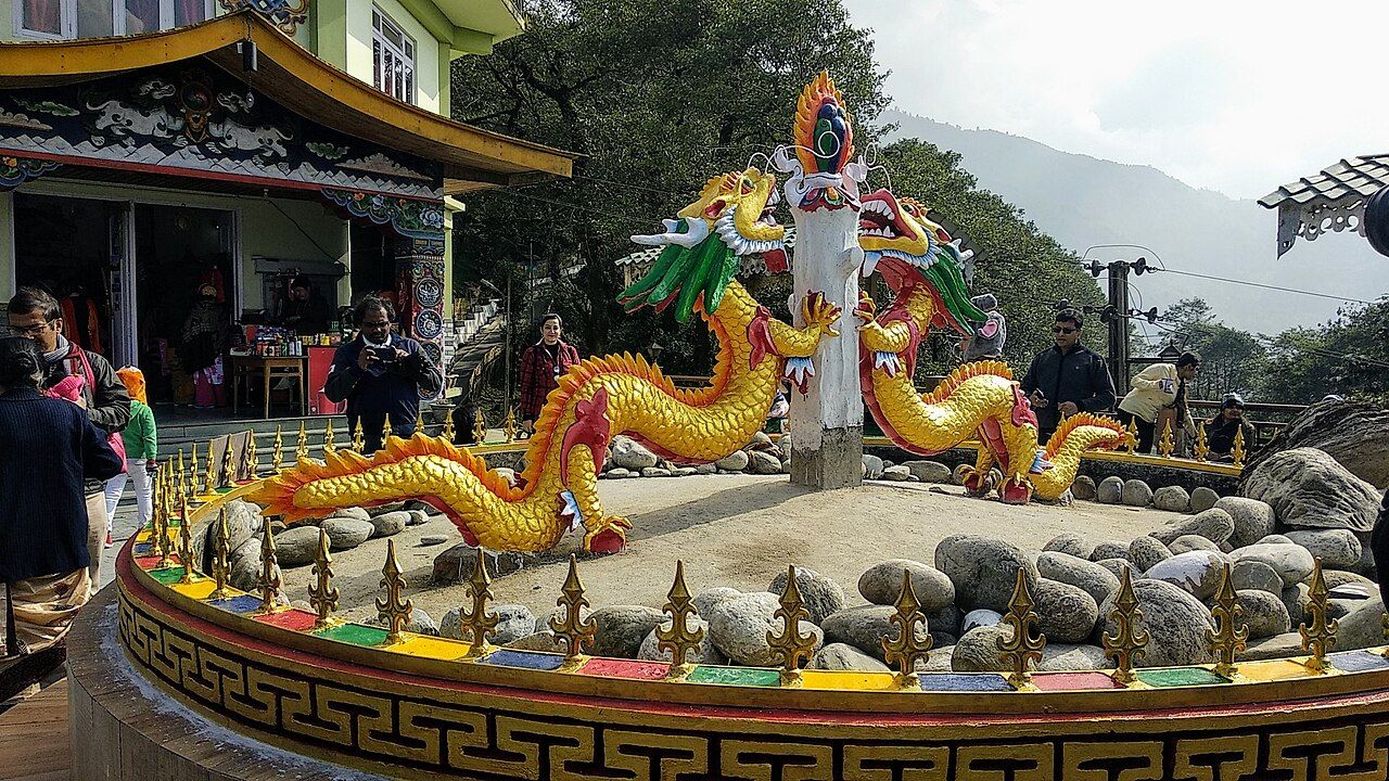 सुबह-सुबह ताशी व्यू प्वाइंट से कंचनजंघा पर्वत श्रृंखला का सनराइज देखना किसी सपने जैसा अनुभव होता है। साफ मौसम में सुनहरी धूप में चमकती बर्फीली चोटियां फोटोग्राफी के शौकीनों को खासा आकर्षित करती हैं। (Img Source: Google)