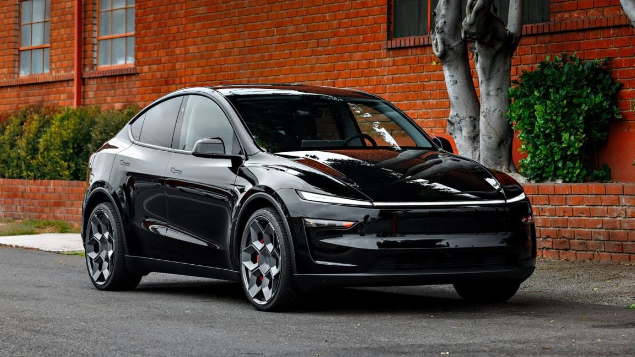 भारत में Tesla ने अचानक घटाए दाम, जानिए इसके पीछे क्या है बड़ी वजह?