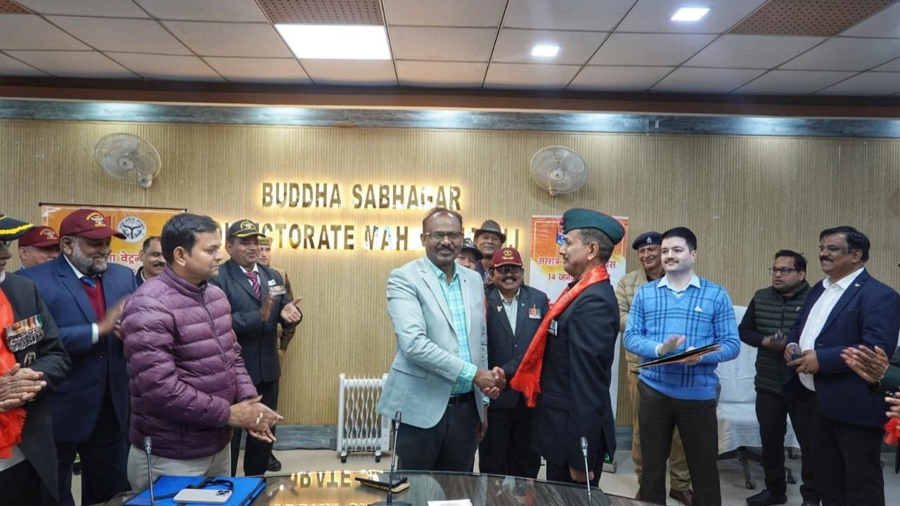 Maharajganj: महराजगंज में आर्म्ड फोर्सेज वेटरन्स डे का आयोजन, पूर्व सैनिकों को दी गई श्रद्धांजलि