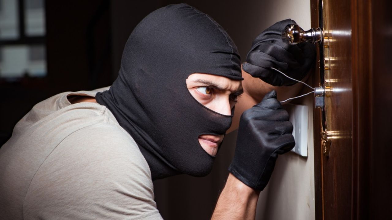 Etah: गारमेंट्स शॉप में फिल्मी अंदाज़ में चोरी, पीछे की दीवार काटकर लाखों का माल उड़ा ले गए चोर…