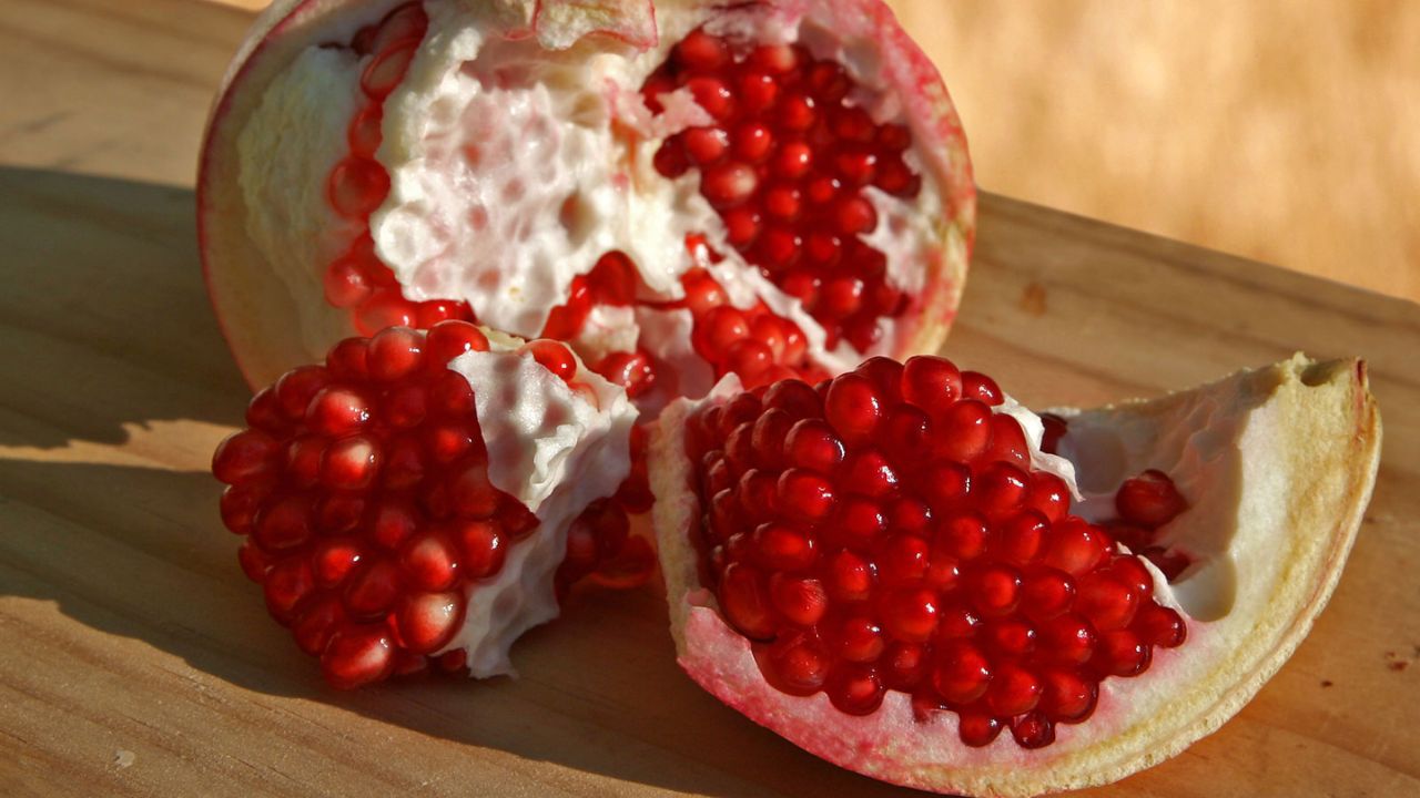 अनार शरीर के लिए बेहद फायदेमंद फल है। इसमें मौजूद पोषक तत्व शरीर को ऊर्जा देते हैं और कई बीमारियों से बचाव करते हैं। अनार अप्रत्यक्ष रूप से विटामिन बी12 की कमी को पूरा करने में सहायक होता है और सर्दियों में सेहत को मजबूत बनाए रखता है।(फोटो सोर्स- इंटरनेट) अनार शरीर के लिए बेहद फायदेमंद फल है। इसमें मौजूद पोषक तत्व शरीर को ऊर्जा देते हैं और कई बीमारियों से बचाव करते हैं। अनार अप्रत्यक्ष रूप से विटामिन बी12 की कमी को पूरा करने में सहायक होता है और सर्दियों में सेहत को मजबूत बनाए रखता है।(फोटो सोर्स- इंटरनेट)