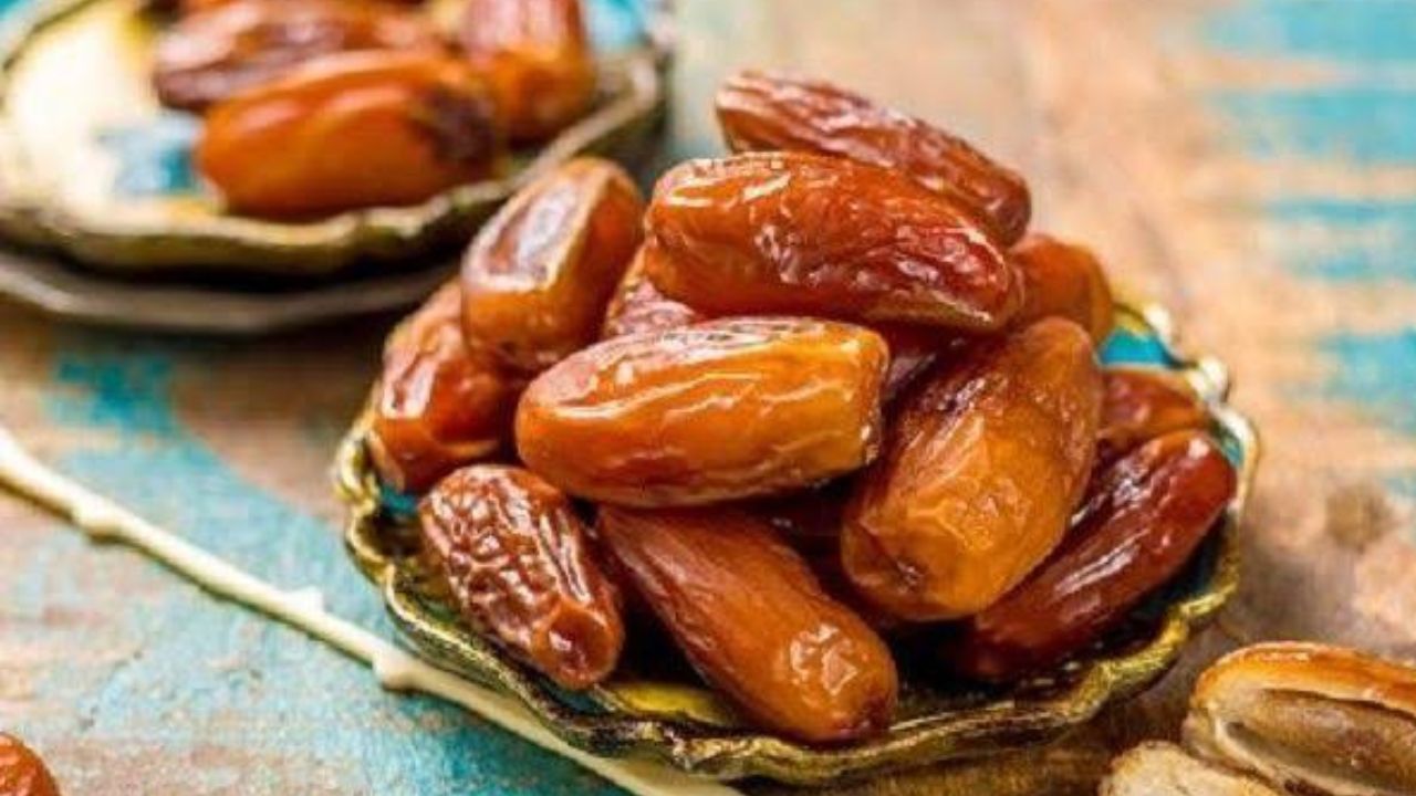 खजूर आयरन, मिनरल्स और जरूरी विटामिन से भरपूर होता है। यह शरीर को ऊर्जा देने के साथ-साथ विटामिन बी12 की कमी को कम करने में भी मदद करता है। ठंड के मौसम में खजूर का सेवन शरीर को गर्म रखता है और कमजोरी से बचाव करता है।(फोटो सोर्स- इंटरनेट) खजूर आयरन, मिनरल्स और जरूरी विटामिन से भरपूर होता है। यह शरीर को ऊर्जा देने के साथ-साथ विटामिन बी12 की कमी को कम करने में भी मदद करता है। ठंड के मौसम में खजूर का सेवन शरीर को गर्म रखता है और कमजोरी से बचाव करता है।(फोटो सोर्स- इंटरनेट)