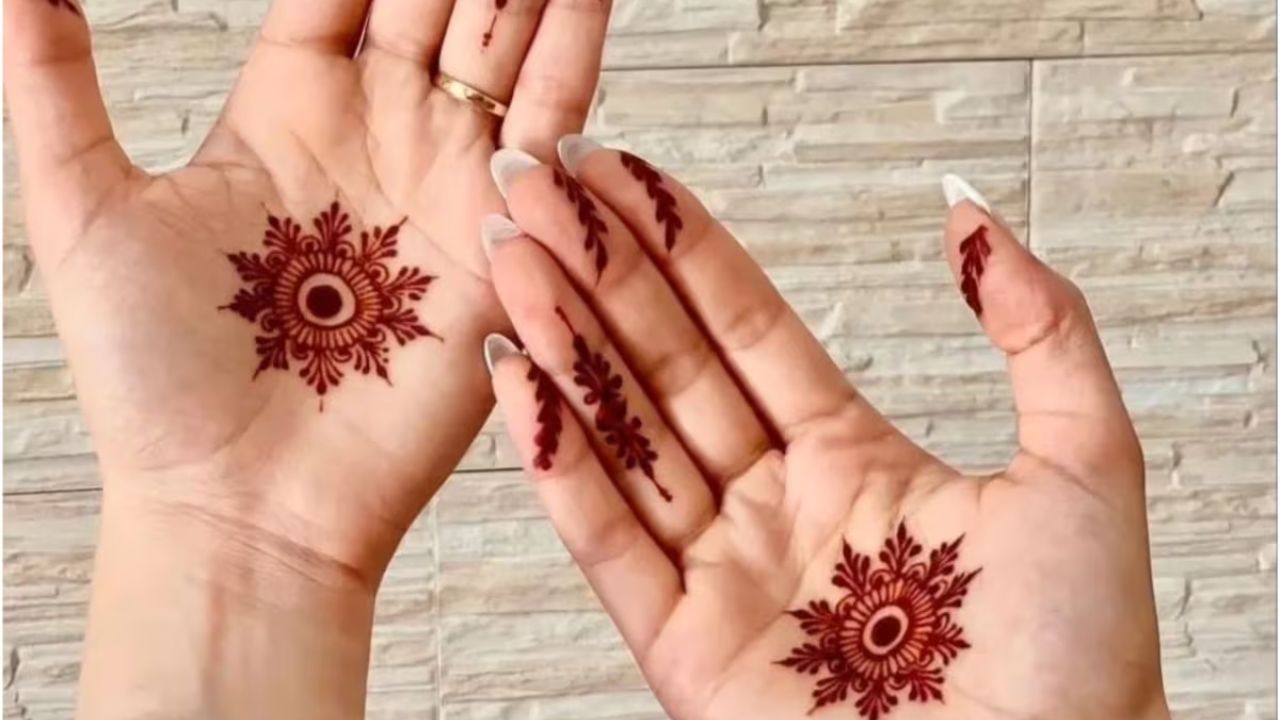 अगर आप फटाफट लगने वाला और ट्रेंडी मेहंदी डिजाइन चाहती हैं, तो यह डिजाइन बेस्ट ऑप्शन है। इसमें 5 पेटल्स वाला सिंपल फ्लावर बनाएं और उसके अंदर छोटी-छोटी कर्व्स डालें। इसके बाद बेल, पत्तियां और बड़ी कर्व्स बनाकर डिजाइन को कंप्लीट करें।   