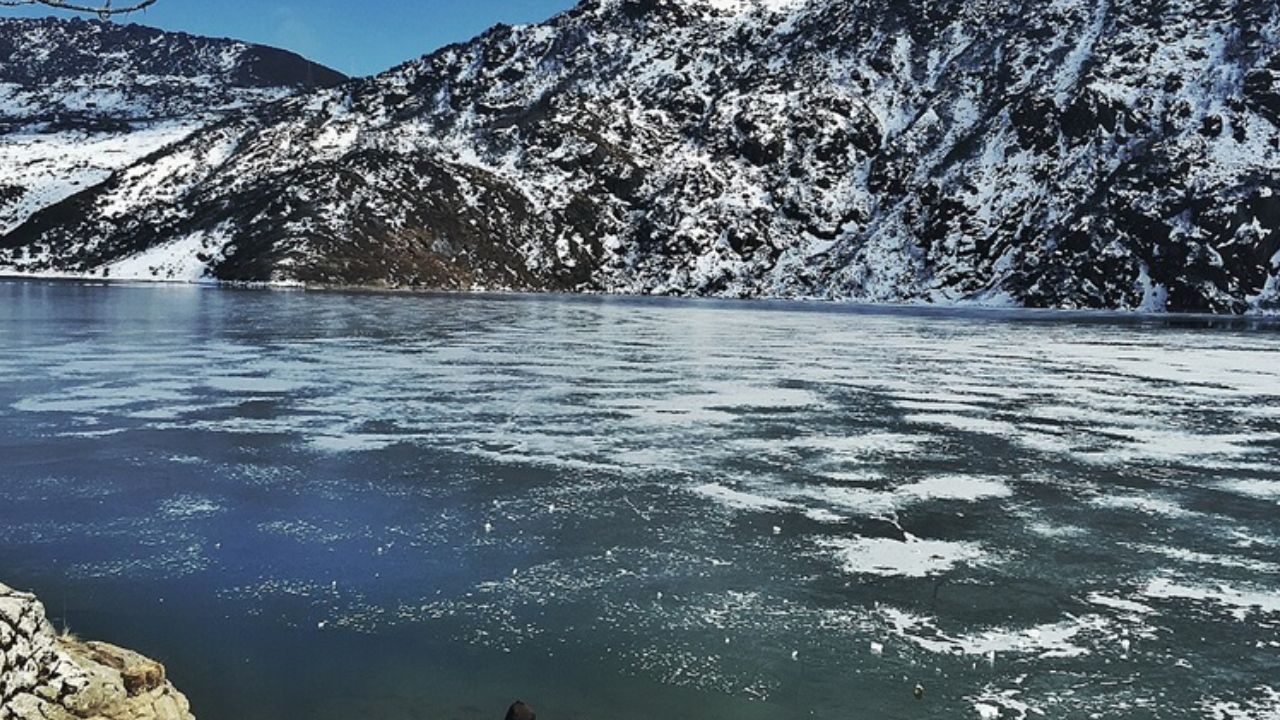 समुद्र तल से करीब 12,000 फीट की ऊंचाई पर स्थित छांगू झील (त्सोंगमो लेक) गंगटोक की सबसे मशहूर जगहों में से एक है। सर्दियों में यह झील बर्फ से घिरी रहती है, जिससे यहां का नजारा किसी पोस्टकार्ड जैसा लगता है। यहां याक की सवारी और पारंपरिक सिक्किमी ड्रेस में फोटो क्लिक करना टूरिस्ट को खूब पसंद आता है। (Img Source: Google)