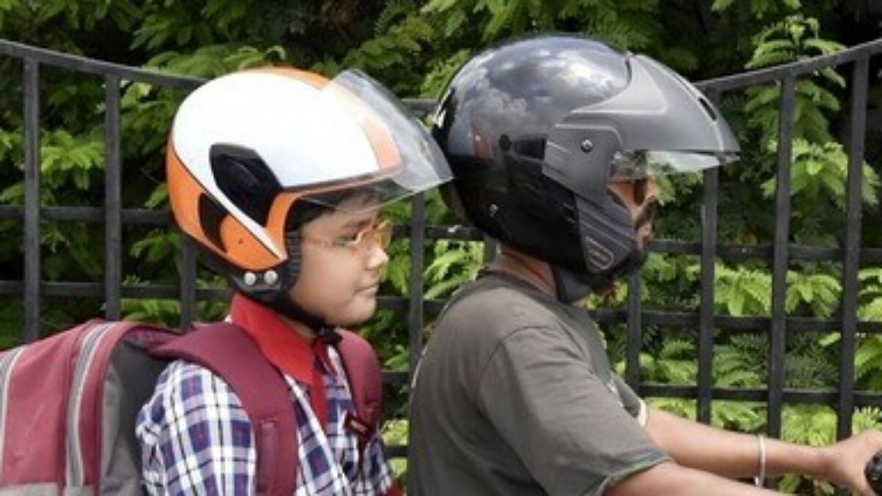 अब पूरे यूपी में दो हेलमेट जरूरी, जानें बाइक-स्कूटी चालकों पर कितना जुर्माना लगेगा?