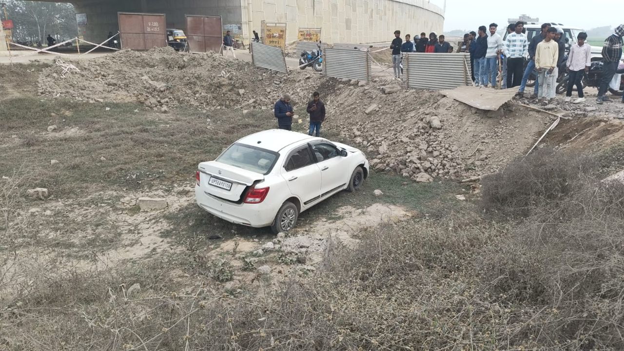 Maharajganj Road Accident: अनियंत्रित कार सड़क किनारे खाई में गिरी, ड्राइवर बाल-बाल बचा