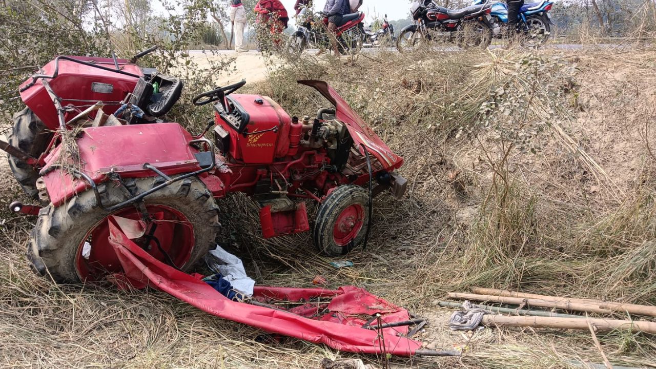 Fatehpur Crime: खंदक में पलटा बांस लदा ट्रैक्टर, दो की मौत, दो गंभीर घायल