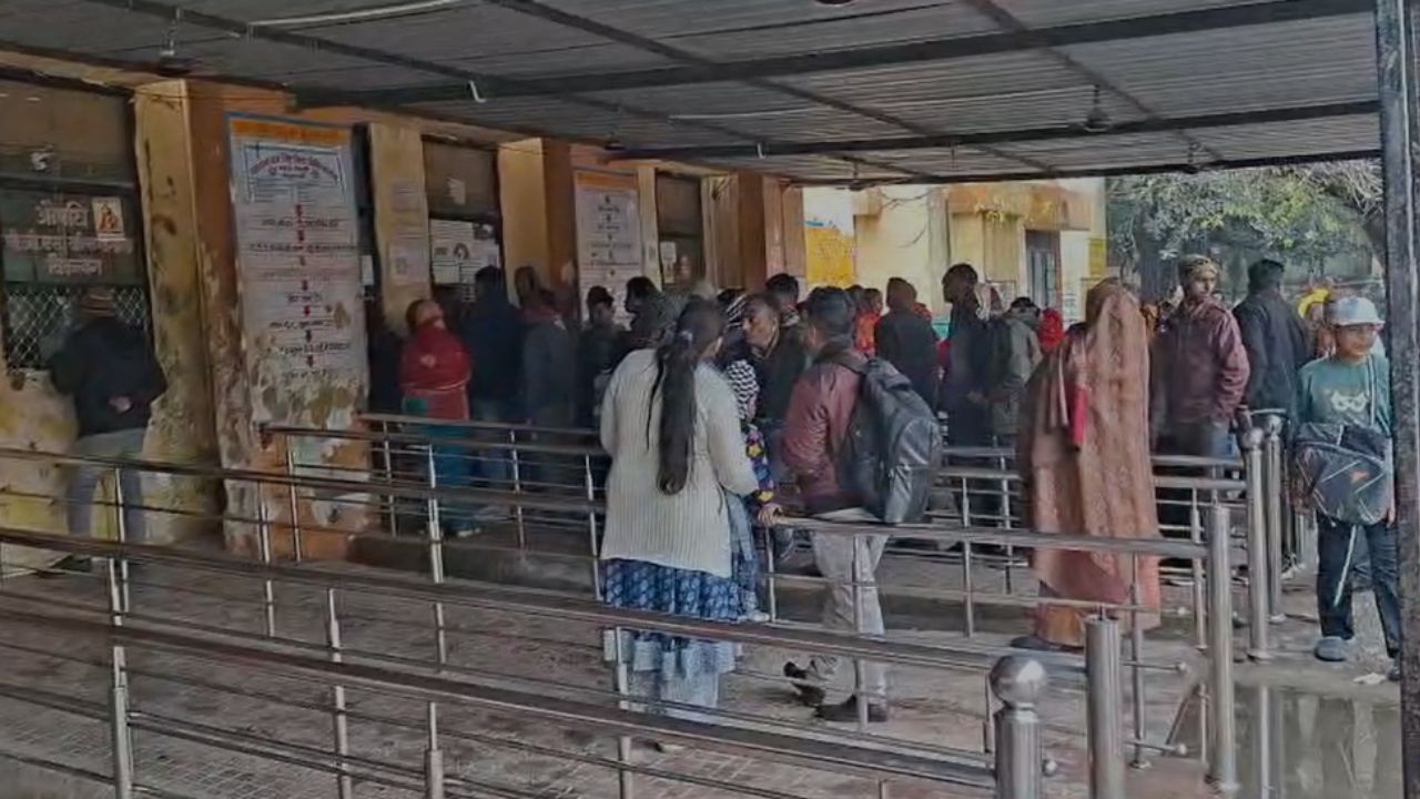 Video: मैनपुरी जिला अस्पताल की चौंकाने वाली लापरवाही