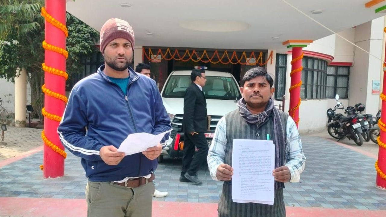 Maharajganj: भ्रष्टाचार के खिलाफ सोनबरसा के ग्रामीणों का फूटा गुस्सा, दी ये बड़ी चेतावनी