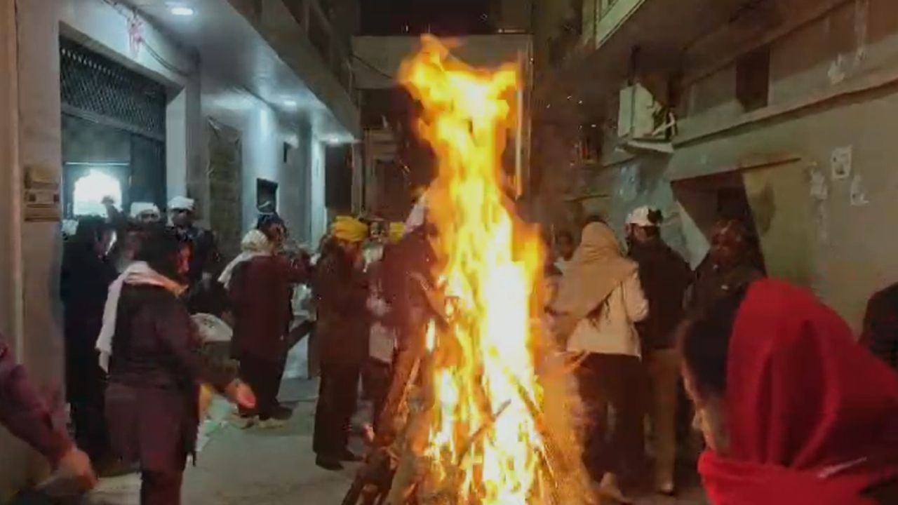 Lohri Celebration in Mainpuri: पंजाबी कॉलोनी में भाईचारे और परंपरा का उत्सव, खिले लोगों के चेहरे