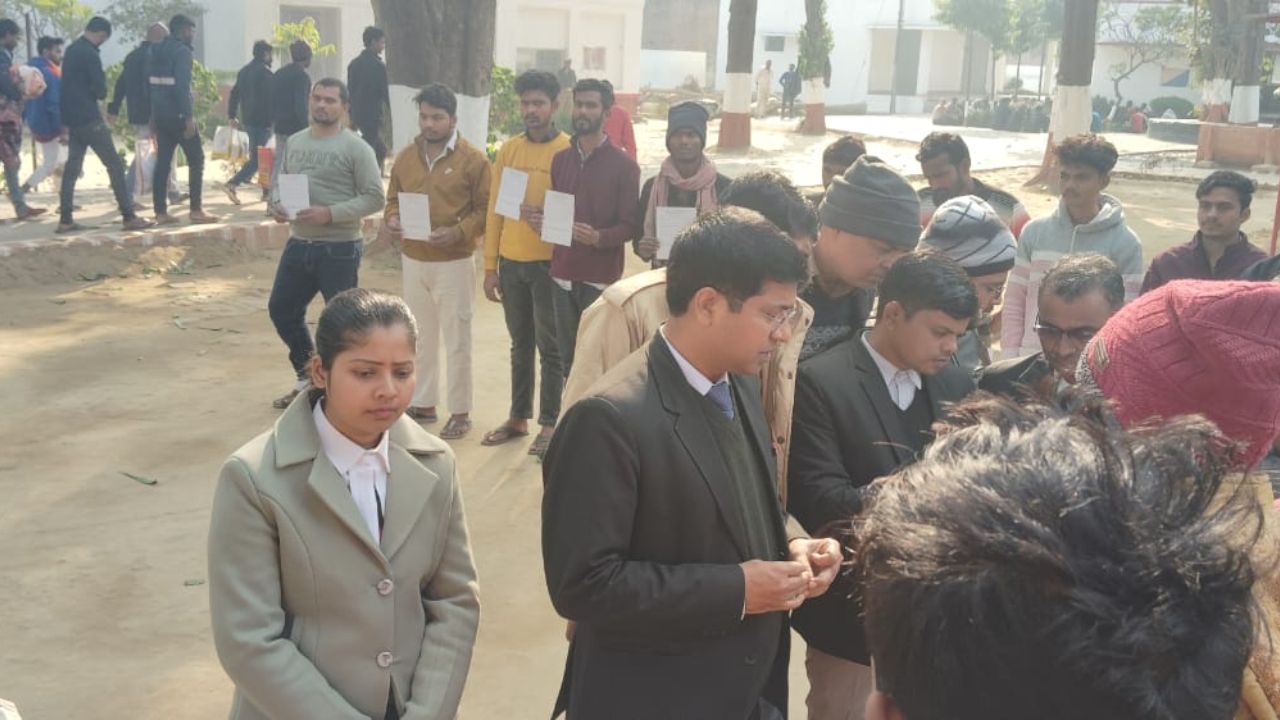 Deoria: देवरिया जेल में सचिव का औचक निरीक्षण, बंदियों के मामलों में त्वरित कार्रवाई के दिए निर्देश