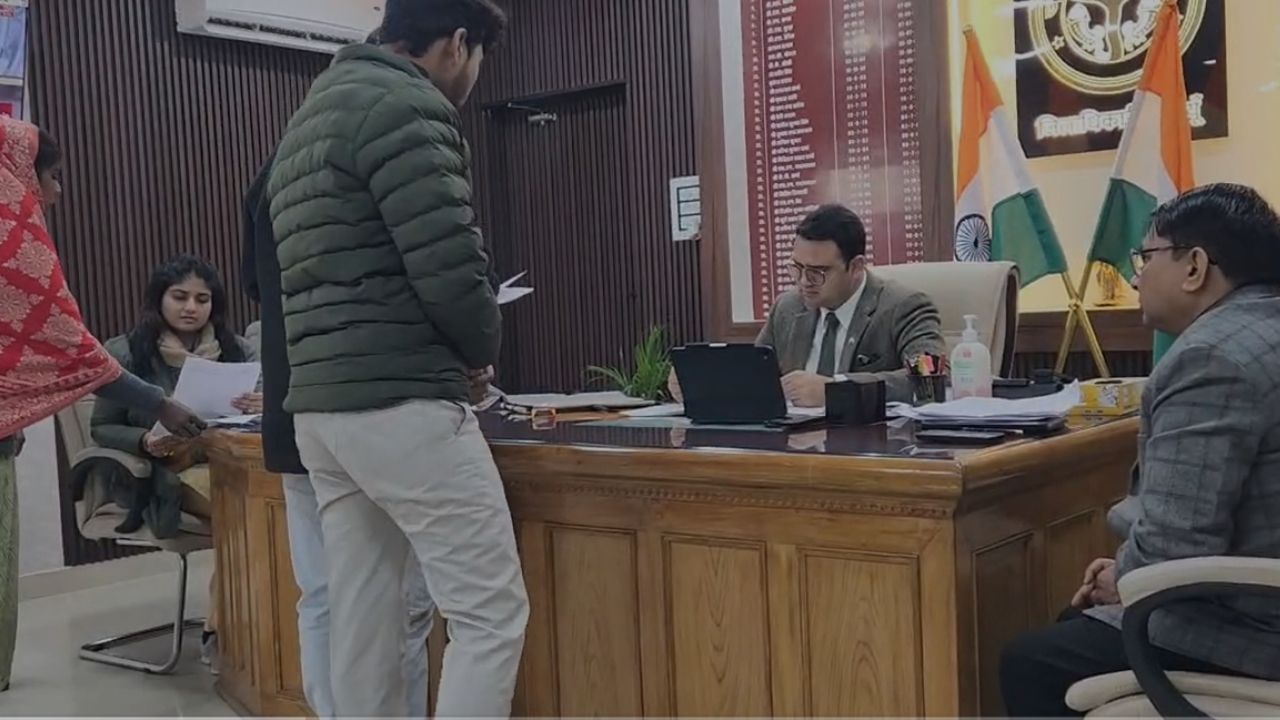 Badaun Crime: बदायूं में भ्रष्टाचार और स्वास्थ्य विभाग पर बड़ा ज्ञापन, DM को सौंपा