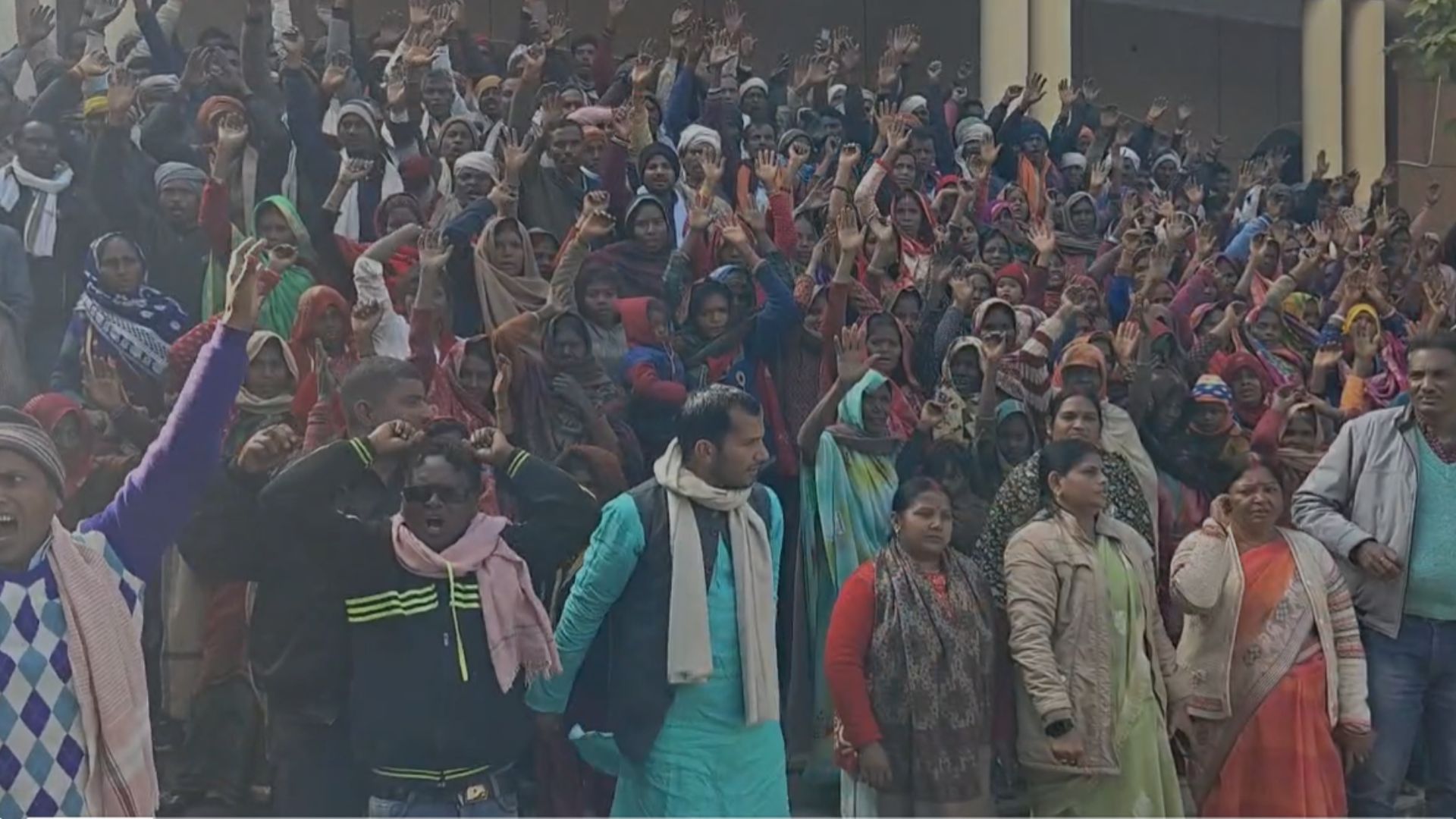 Sonbhadra News: सोनभद्र में सड़कों पर फूट पड़ा लोगों का आक्रोश, इन सभी मांगों को लेकर सौंपा ज्ञापन