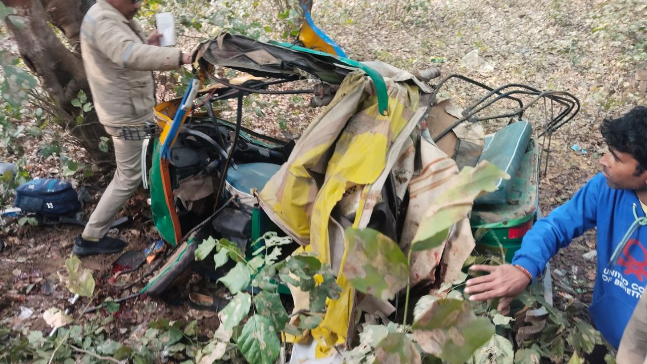 Agra Road Accident: खंदौली में भीषण सड़क हादसा, ऑटो-रिक्शा की जोरदार भिड़ंत, कई लोगों की मौत