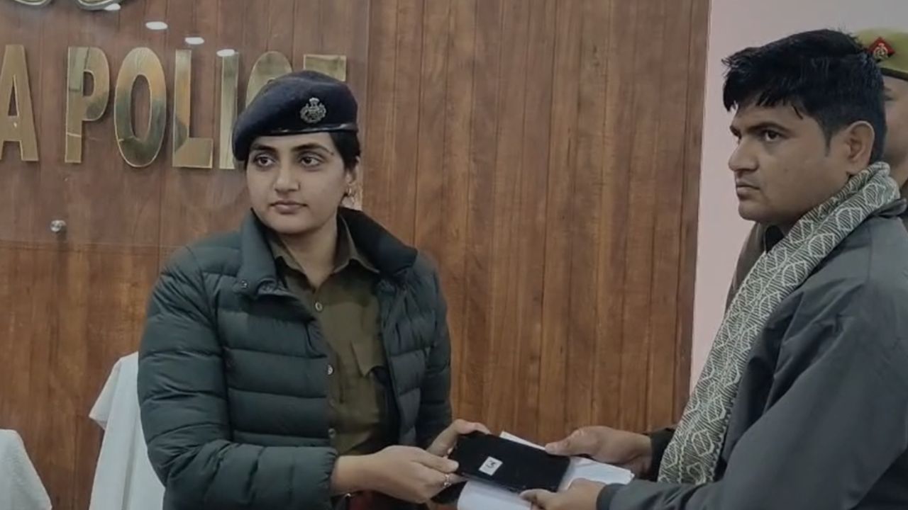 Banda Police: महीनों से गायब थे मोबाइल, फिर अचानक हुआ ऐसा कि लौट आई जनता की मुस्कान