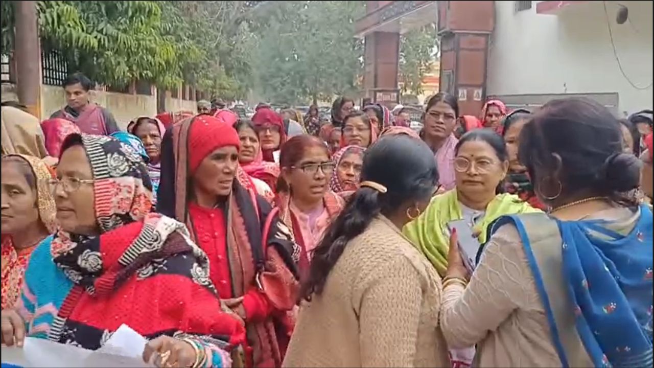 Mainpuri Anganwadi Protest: आंगनबाड़ी कार्यकर्ताओं का जोरदार प्रदर्शन, की ये बड़ी मांग