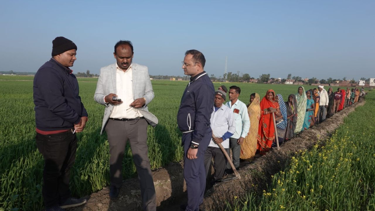 Maharajganj: मनरेगा कार्यों का डीएम ने किया औचक निरीक्षण, सीआईबी न मिलने पर जताई कड़ी नाराजगी