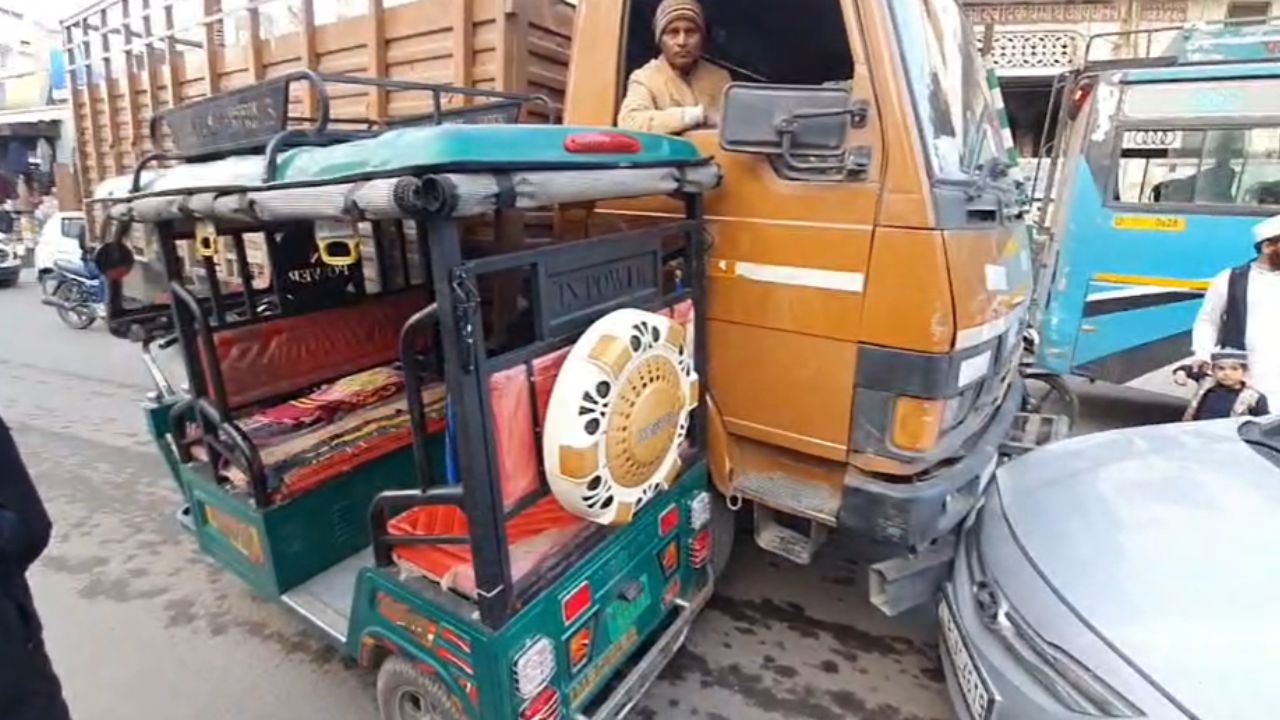 रामनगर में बेकाबू कैंटर का कहर, पलभर में तीन वाहन क्षतिग्रस्त, हादसे के बाद इलाके में मची अफरा-तफरी